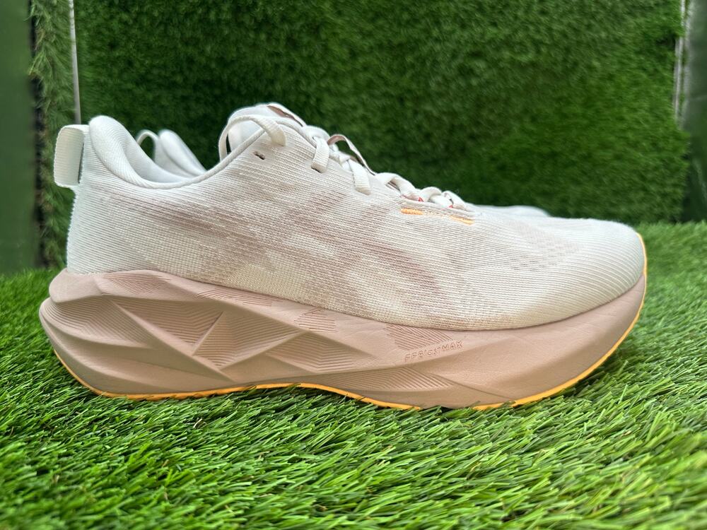 Asics Novablast 5 1012B765 Athletic Sneaker Women's 9.5 Beige Mesh Training Gym